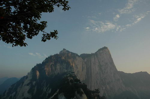 2005年9月,在北峰看到的华山全景